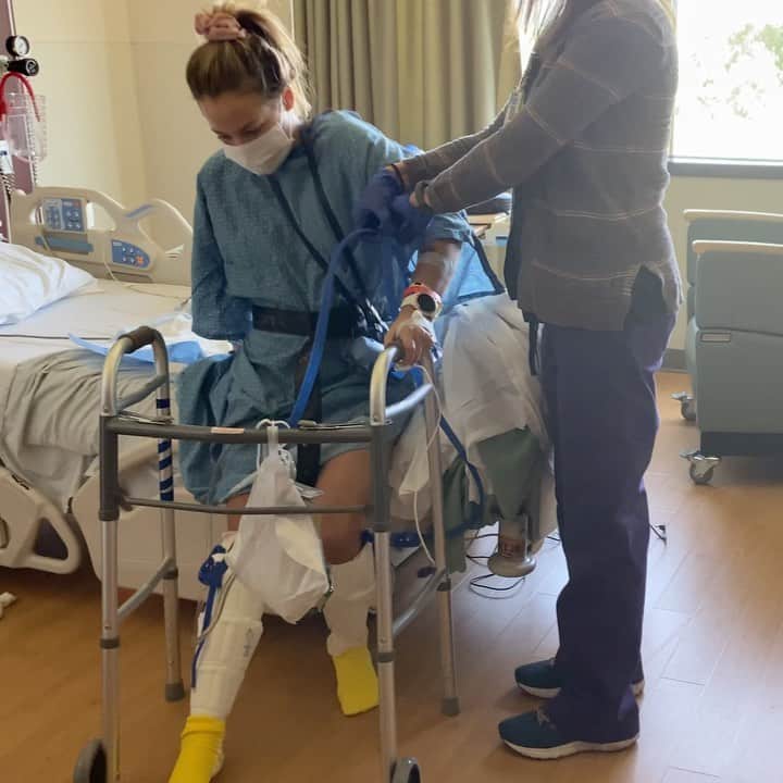 サッシャ・ディギーリアンのインスタグラム：「It’s been 12 weeks since getting up out of bed for the first time after my 4th hip operation this year. My reconstructive surgeries began in May and I haven’t experienced a day without pain yet. The critical nature of these surgeries didn’t really come down to a choice beyond getting a hip replacement in the next 6-12 months or not. Preserving my career or retiring. Going in to this, the light was too far out to see. Yet, now that I am just over 12 weeks out since my last surgery, and 7 months in from my first operation, I am beginning to experience previous joys of my life again. Each day I work for the baby steps, and each week I can relay some progress.   The last months have been a frustrating tug and pull of wanting to do things but being held back by my physical limitations as well as the ramifications of pushing beyond what I can challenge myself to do. My pelvic bone has been broken in four places twice, I have 6 6” screws that throb in the cold, and I’m relearning how to move my body. I’ve felt side lined. And eager. And pain. And love. And longing to be able to be ‘’myself.” But in this process I have constructed a stronger version of who that “self” is, to me, and I feel grounded in this intimate space that this year has enabled me to experience.   There’s a lot I still can’t do, like even get dressed easily. But there is a lot I can do and I am grateful for that and to focus on these points.   We all struggle. This year hasn’t been the greatest for a lot of us. But I hope that through my journey you may find some light in your own. It’s the every day effort that counts.   #relentless #comebackstronger」