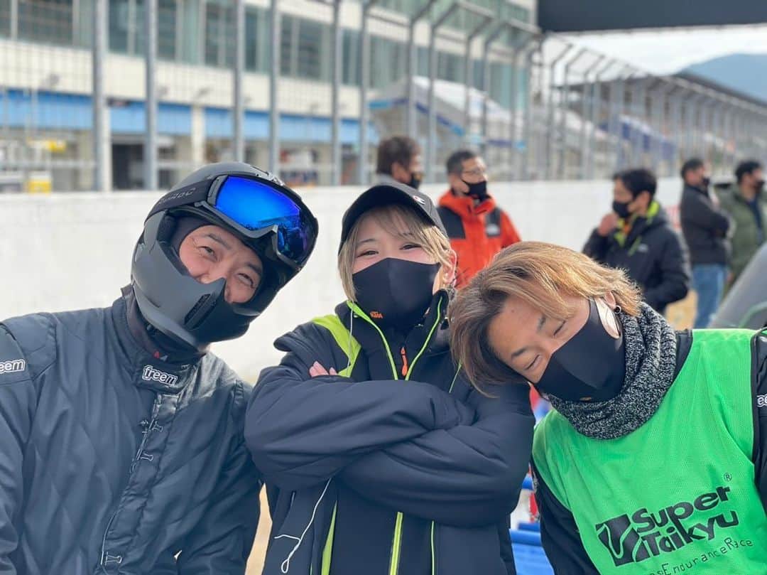 有馬綾香のインスタグラム：「こないだのレースのお写真ぺたぺた。 このチームが大好き。」