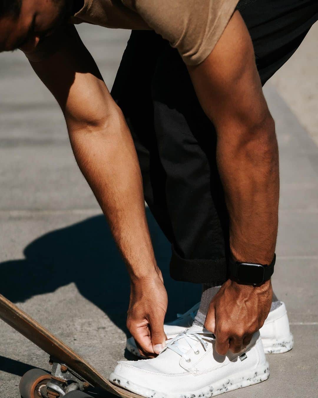 サヌークのインスタグラム：「Light on your feet 👣. Light on the planet 🌎. Made of 55% recycled content by weight, 100% recycled GRS fiber uppers, and high quality recycled materials from @blumakafoam – your surf checks just got A LOT more sustainable 🌊♻️. 📷: @hunterjoness」