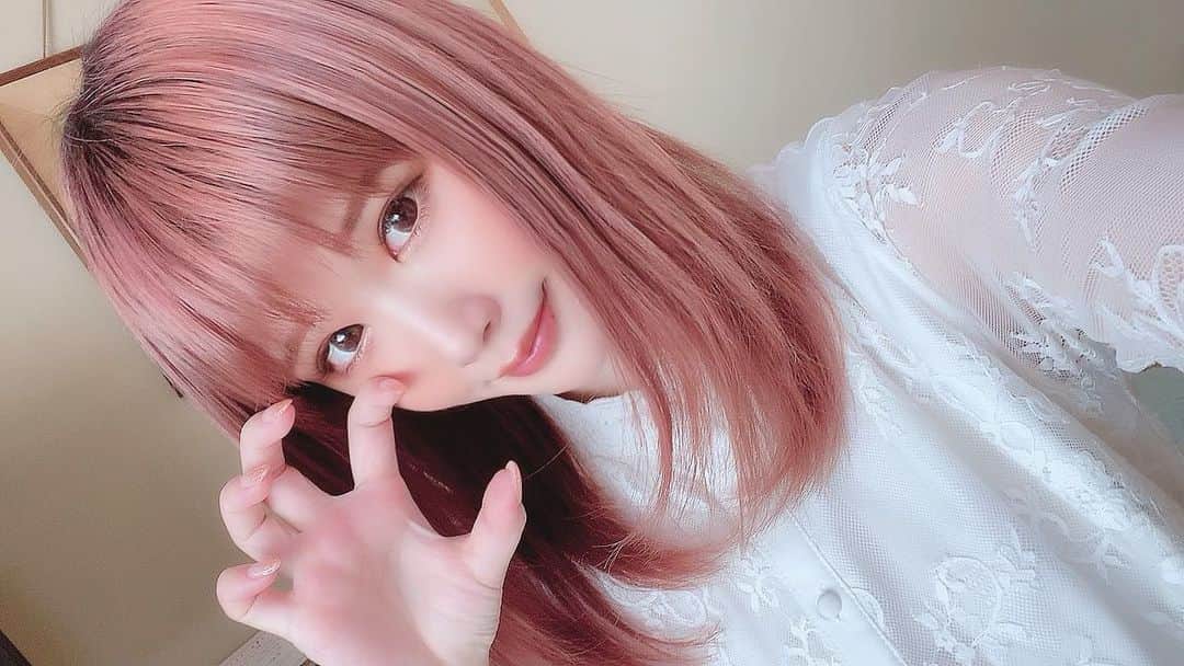 涼宮琴音のインスタグラム：「今日は今月のV撮影でしたー🥰💞 内容は久しぶりの・・・・・・💗お楽しみにですっ🤭🍓💕」