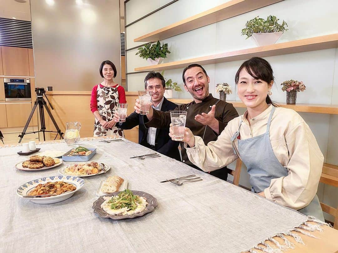 のインスタグラム：「Wow! Hinaijidori chiken is delicious!!! 🐓👍比内地鶏料が美味い!😂 Me so sfonnato a magnà👍 #ベリッシモ #料理研究家 #francescobellissimo #chef #tvchef #タサン志麻 #若井めぐみ #料理教室 #比内地鶏 #秋田県 #比内地鶏応援隊 #hinaijidori #hinaijidorichicken #貝印 #kaihouse #秋葉原 #foodstagram #gourmet #vip #chicken #facciaesaltata #イタリア人 #んだ #picoftheday #美味しい #料理系youtuber #人気料理人」