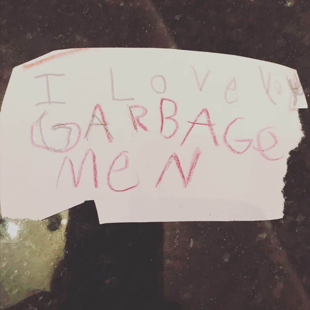 のインスタグラム：「My other dear friend found this note on her trash bin. I love her children. #essentialworkers #gratitude #quarantine #2020」