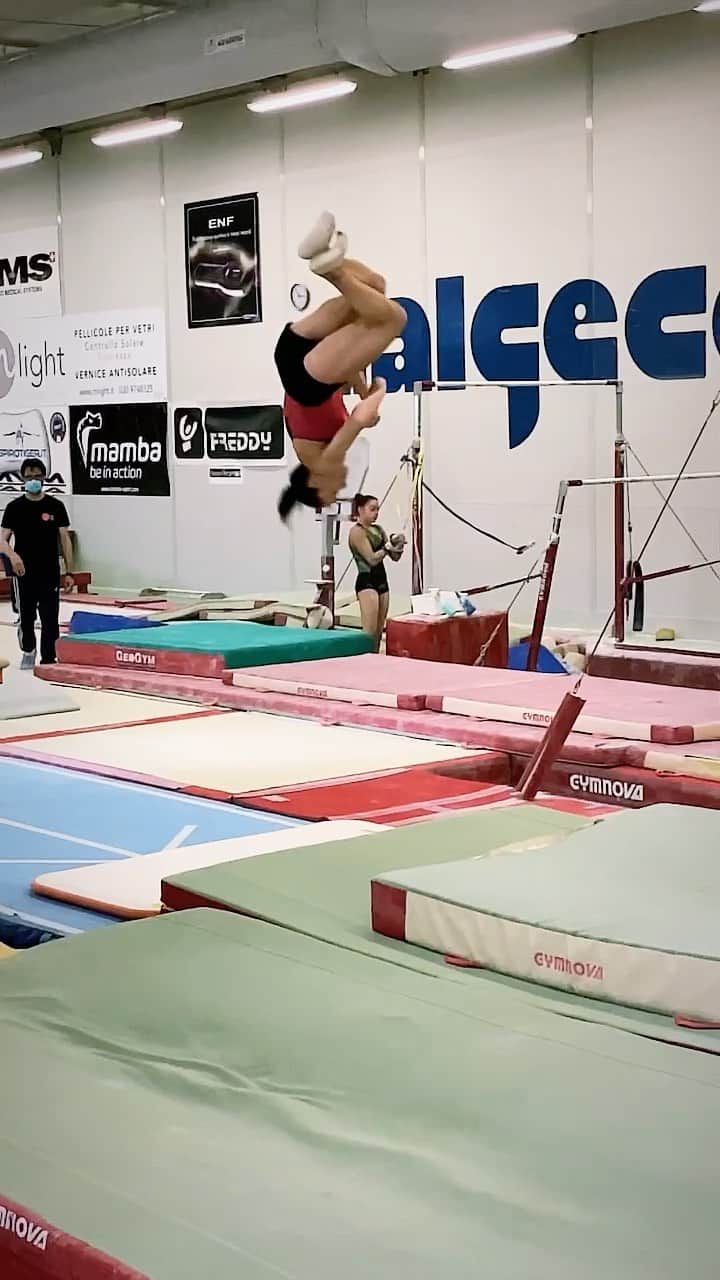 バネッサ・フェラーリのインスタグラム：「Amo volare, non posso farne a meno!💖✈️😏 @sigoagymartistica   #vanessaferrari #gymnastics #italiateam #ginnasticaartistica #gym #workout」