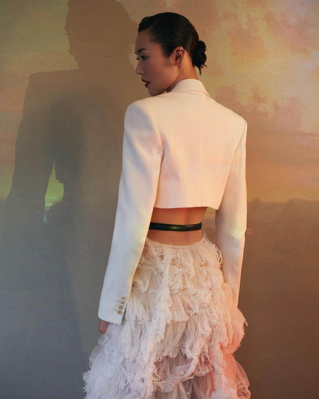 リウ・ウェンのインスタグラム：「A night with @alexandermcqueen and a screening of the SS21 show. As Sarah Burton said, “The beauty of fashion stems from a passionate, interconnected world.” Thank you for this reminder! 🤍」