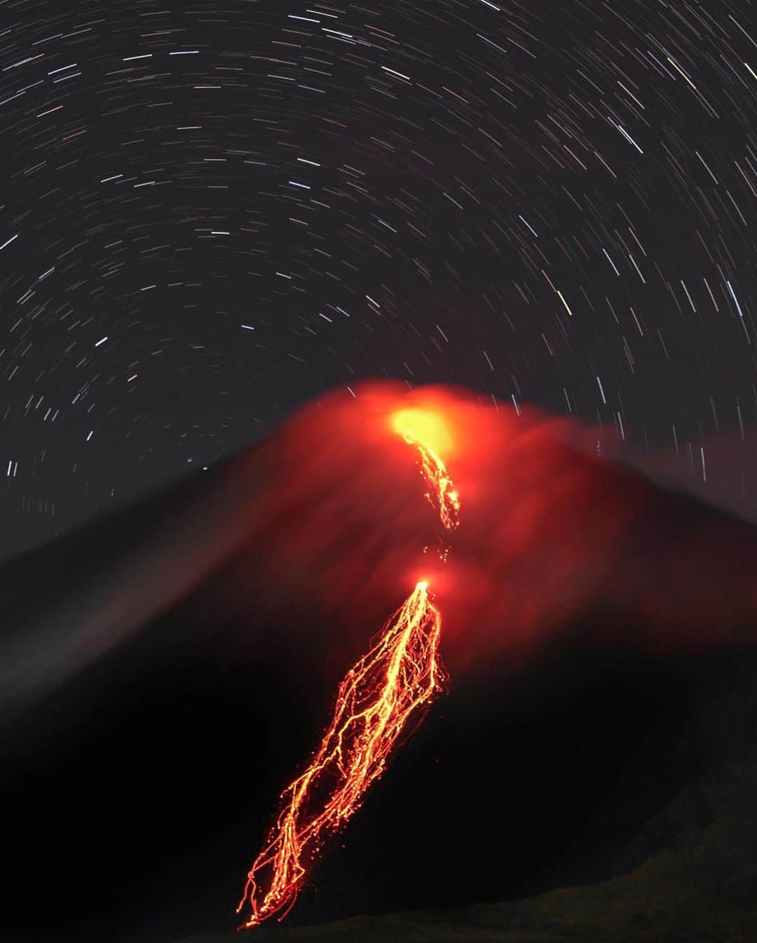 National Geographic Travelさんのインスタグラム写真 - (National Geographic TravelInstagram)「Photos by @babaktafreshi / In this long-exposure image from Guatemala, star trails formed due to the Earth's rotation in the sky above Pacaya, one of the world’s most active volcanoes. Swipe for a closer view where the North Star, Polaris, appeared right on the shoulder of the volcano from this tropical latitude 14 degrees above the Equator. Explore from Earth to the universe with me @babaktafreshi. #twanight #volcano #guatemala #earth #longexposure」12月17日 0時52分 - natgeotravel