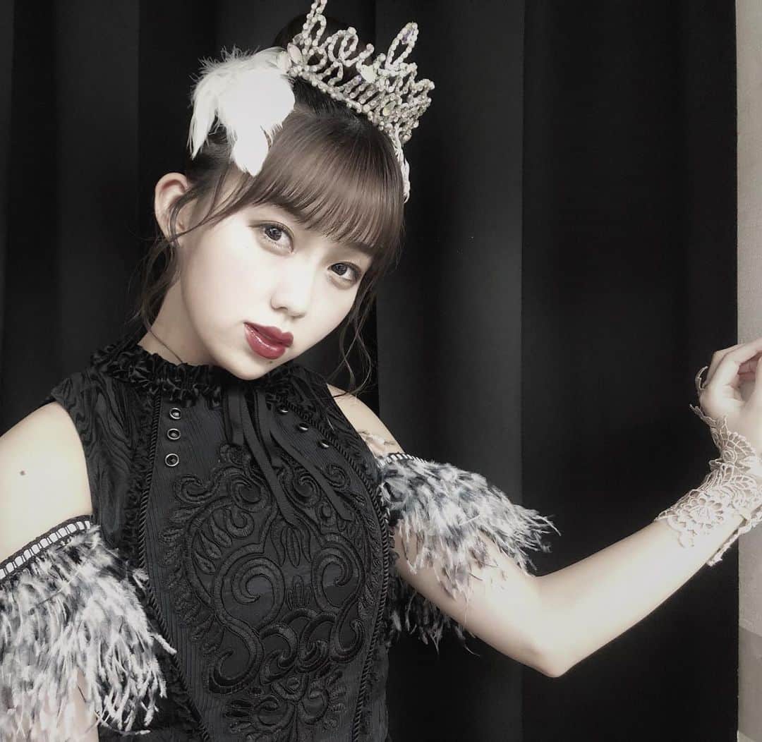 澤田桃佳のインスタグラム：「黒鳥  . . . . . #白鳥の湖　を題材とした 放課後プリンセスの「さよならデュアリーナ」 「表舞台に立つ事によっての表裏の気持ち」を 白鳥と黒鳥となって表現してます🤍🖤  大好きな1曲です、 ちなみに、表現力が欠かせない楽曲で1番難しい  . . . . . . #白鳥　#黒鳥　#黒　#black #white #ballet #オデット #Live #idol #ティアラ」