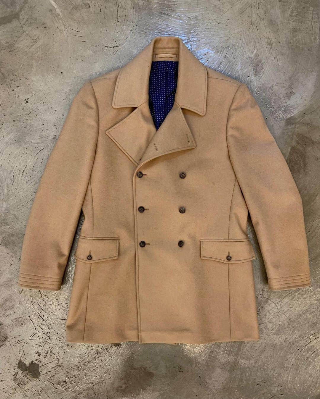 のインスタグラム：「Abrigo Rey de lana y cashmere. En nuestra tienda on line. Envios gratis durante estas fiestas.」
