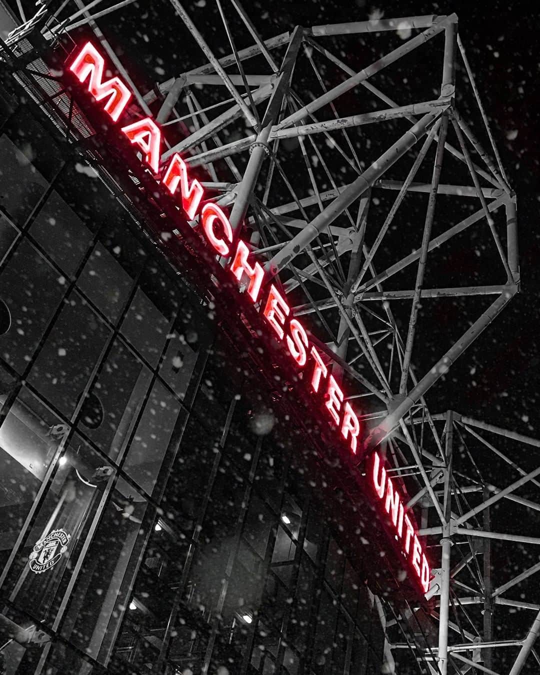 マンチェスター・ユナイテッドさんのインスタグラム写真 - (マンチェスター・ユナイテッドInstagram)「❄️ Let it snow for #WallpaperWednesday! Head to our Story to add a festive touch to your phone.📲 #MUFC #OldTrafford」12月17日 1時00分 - manchesterunited
