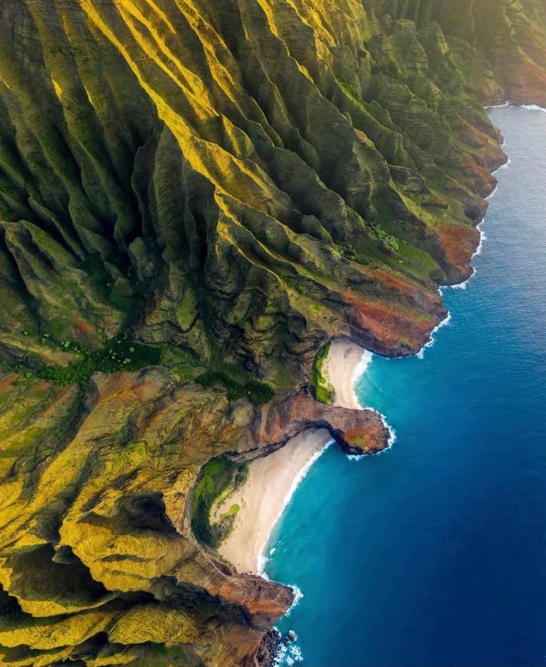 Earth Picsさんのインスタグラム写真 - (Earth PicsInstagram)「The beautiful Na Pali coastline 🌊 in Kauai, Hawaii by @vincelimphoto」12月17日 1時00分 - earthpix