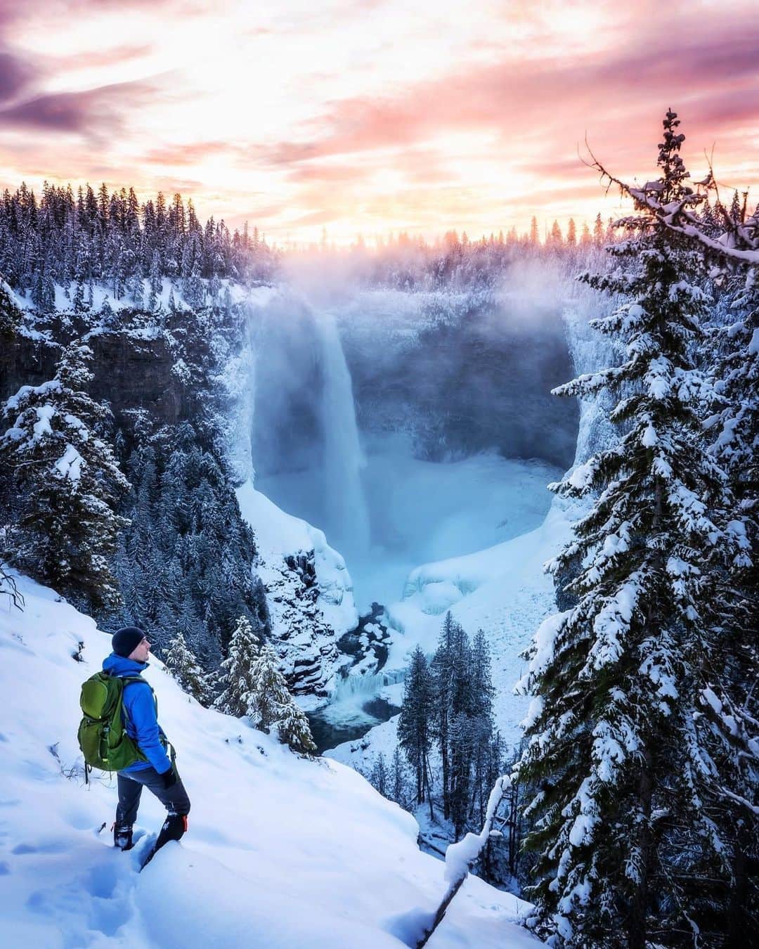 のインスタグラム：「Awaken the senses and connect with nature on a dreamy sunrise hike at British Columbia’s Wells Gray Provincial Park. 😍⁠ ⁠ Do you have a favourite way that you like to (re)connect with nature?⁠ ⁠ *Know before you go! Check the most up-to-date travel restrictions and border closures before planning your trip and if you're travelling in Canada, download the COVID Alert app to your mobile device.*⁠ ⁠ 📷: @mitch_explores⁠ 📍: Helmcken Falls, Wells Gray Provincial Park, @hellobc⁠  ⁠ #CanadaNice #ExploreCanada」