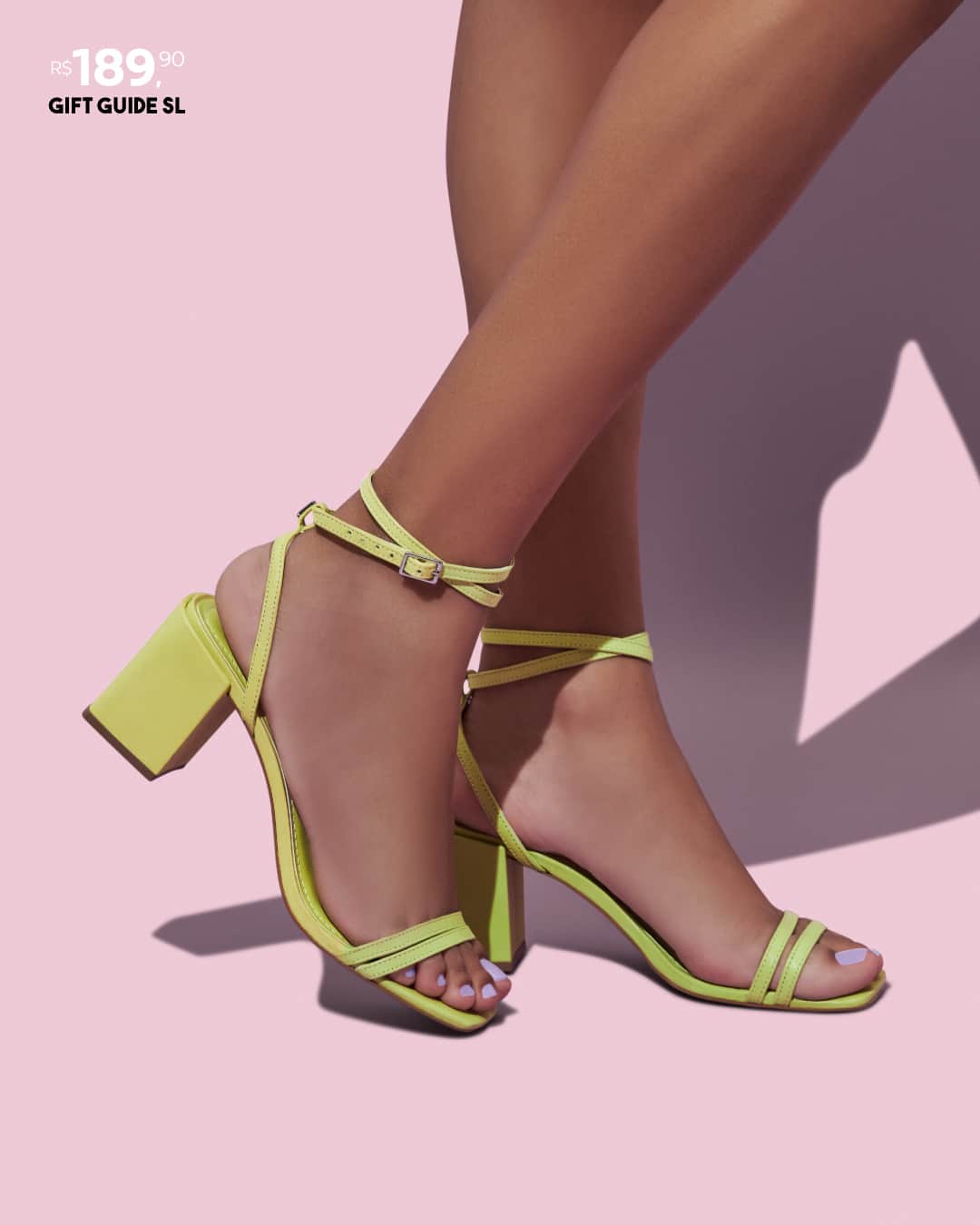 Santa Lollaのインスタグラム：「Essa sandália é a nossa dica para as fashionistas que adoram moda! As características marcantes como o shape quadrado + a cor da temporada - o verde avocado - não podem faltar no closet das mais antenadas nesses verão. [ 035D.2915.0002.02B8 • R$189,90 ] #santalollaverao21 #giftguideSL #highheels #blockheels #avocado」