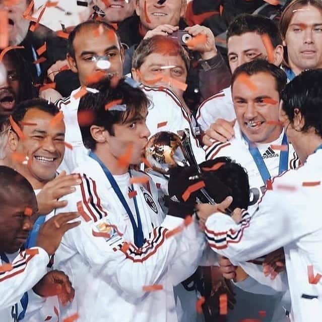 カカさんのインスタグラム写真 - (カカInstagram)「Che felicità! Buon compleanno @acmilan ❤️🖤 #OTD abbiamo conquistato il mondo 🌍🏆」12月17日 1時04分 - kaka