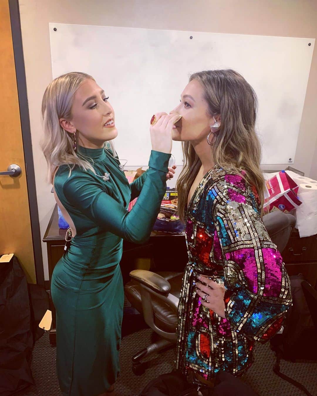 Maddie & Taeのインスタグラム：「A little makeup check for each other before our performance on @thetalkcbs 🥰」