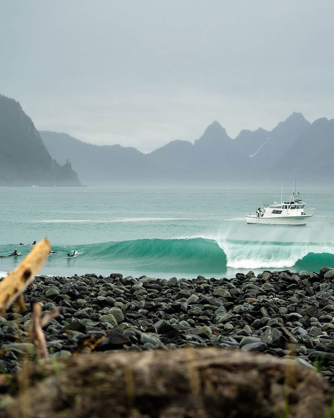 ビラボンさんのインスタグラム写真 - (ビラボンInstagram)「This is where the adventure is headed. Don’t miss the boat.  ‘A/Div: Alaska,’ a short film directed by Billabong ambassador and outdoor photographer/filmmaker @chrisburkard, drops tomorrow (12/17).  #BillabongAdventureDivision」12月17日 1時12分 - billabong