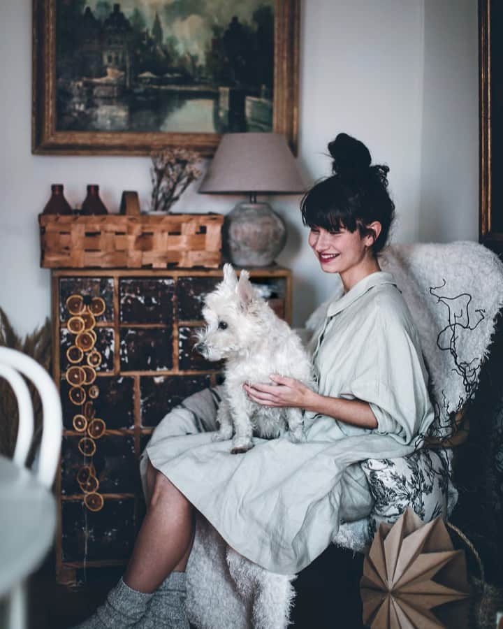 Linda Lomelinoのインスタグラム：「Posting something you’re not used to seeing today 😂 Me! Mozart is probably wondering why I’m just sitting there smiling. Wearing the beautiful Artist’s tunic by @ellemaywatson @1924us 🖤」
