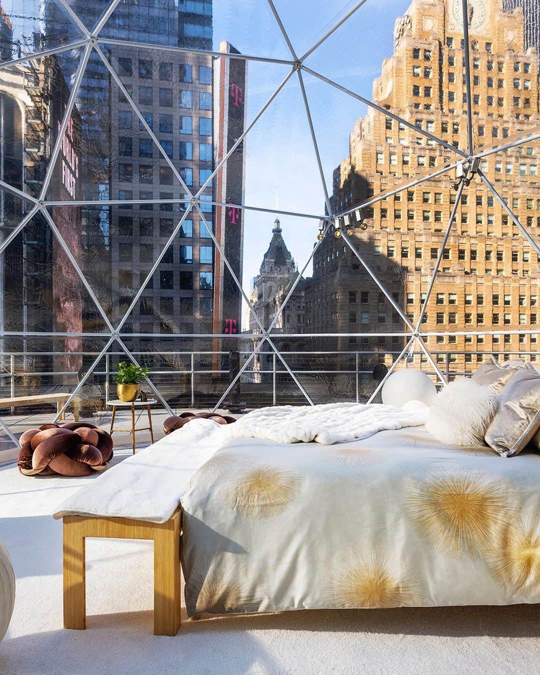 Airbnbさんのインスタグラム写真 - (AirbnbInstagram)「Ring in 2021 under the New Year’s Eve Ball in Times Square with first time host @mariahcarey - only on Airbnb.   High above Times Square, guests will have their very own (safely isolated) geodesic dome to celebrate the new year while taking in panoramic views of the famous crystal ball and enjoying a virtual personal serenade from the one and only Mariah Carey.  New York City residents can request to book this one-night stay beginning on Monday, December 21 at 9am EST.」12月17日 1時20分 - airbnb
