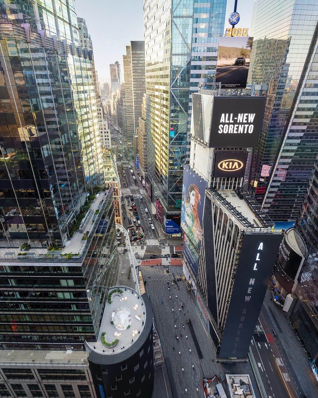 Airbnbさんのインスタグラム写真 - (AirbnbInstagram)「Ring in 2021 under the New Year’s Eve Ball in Times Square with first time host @mariahcarey - only on Airbnb.   High above Times Square, guests will have their very own (safely isolated) geodesic dome to celebrate the new year while taking in panoramic views of the famous crystal ball and enjoying a virtual personal serenade from the one and only Mariah Carey.  New York City residents can request to book this one-night stay beginning on Monday, December 21 at 9am EST.」12月17日 1時20分 - airbnb