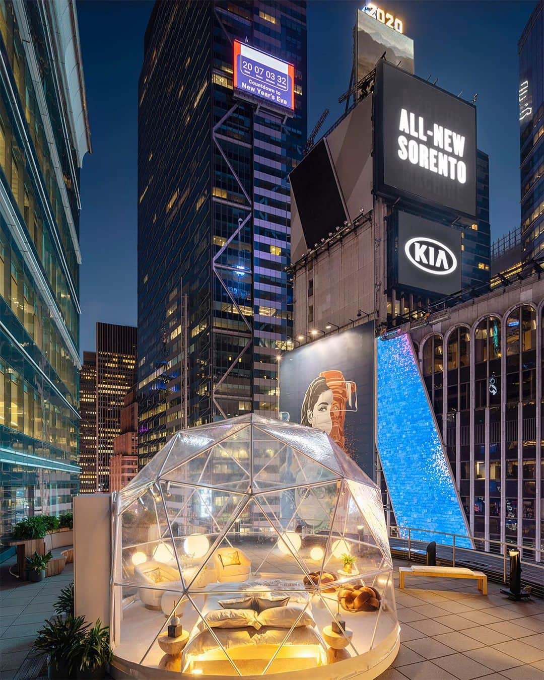 Airbnbのインスタグラム：「Ring in 2021 under the New Year’s Eve Ball in Times Square with first time host @mariahcarey - only on Airbnb.   High above Times Square, guests will have their very own (safely isolated) geodesic dome to celebrate the new year while taking in panoramic views of the famous crystal ball and enjoying a virtual personal serenade from the one and only Mariah Carey.  New York City residents can request to book this one-night stay beginning on Monday, December 21 at 9am EST.」