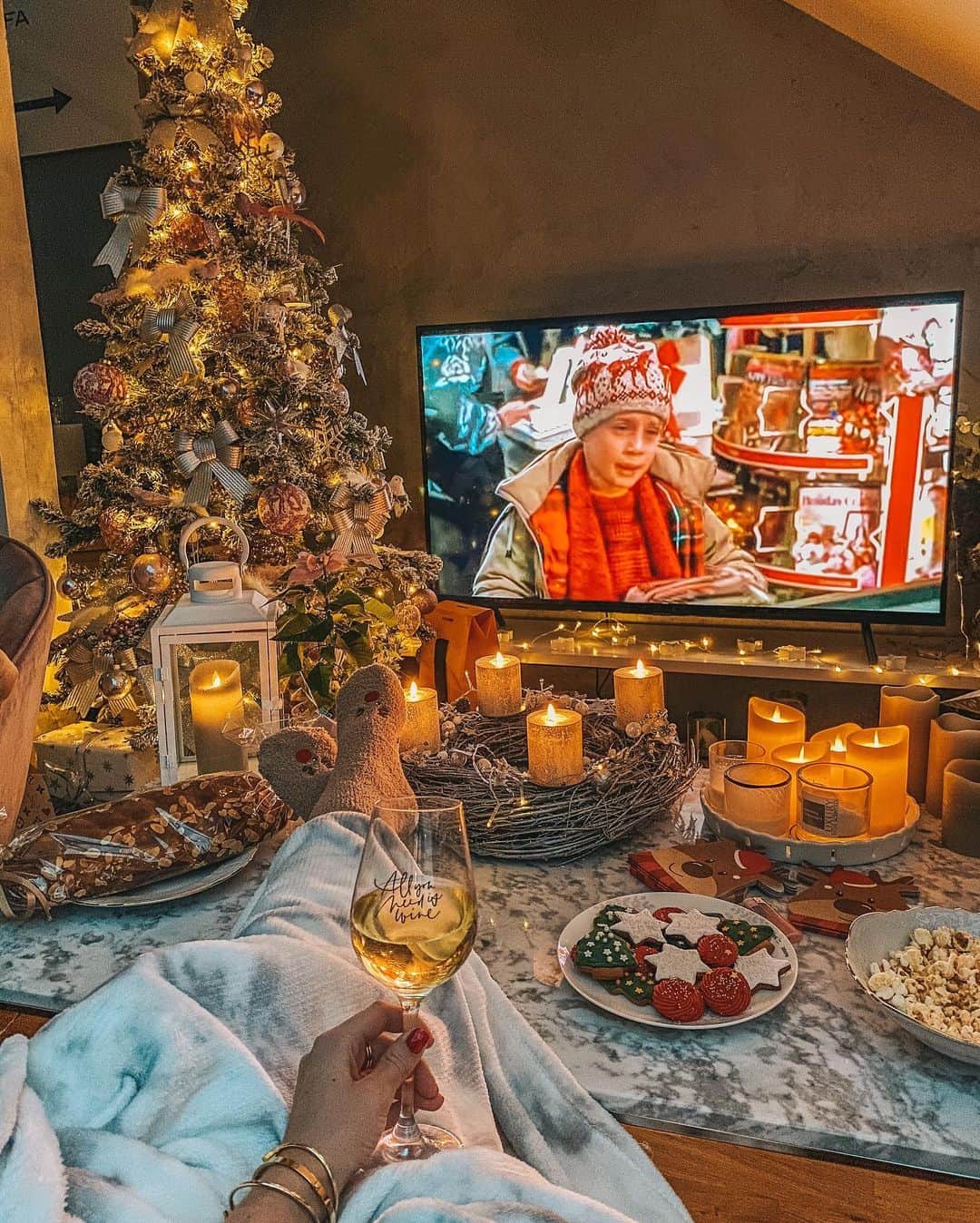 バーボラ・コディトヴァのインスタグラム：「What’s your favourite Christmas movie? 🎄」