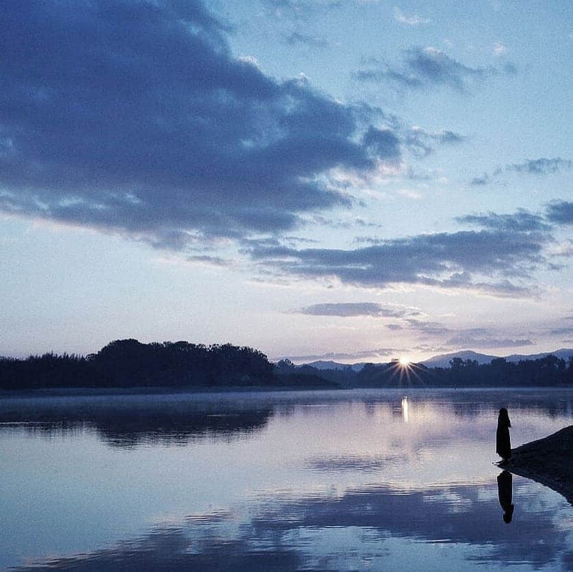 岩倉しおりさんのインスタグラム写真 - (岩倉しおりInstagram)「香川でまたお気に入りの場所が増えた。前々から気になっていたところへ夜明け前に行ってみたらとても良かった。こうやって朝早くから付き合ってくれる友達がいて本当に嬉しい。朝日がでてきて空の色が変わっていく時間。みんなでわぁー！っとなる瞬間が本当にすき。」12月17日 1時24分 - iwakurashiori