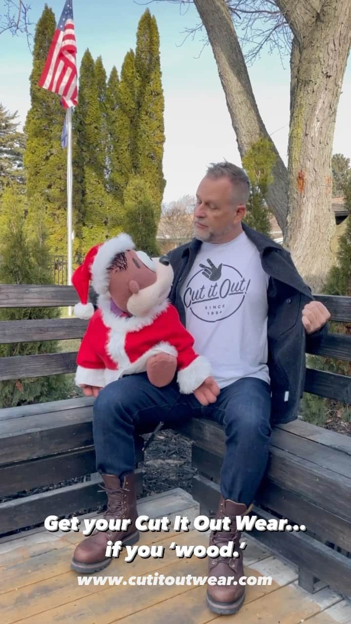デイブ・クーリエのインスタグラム：「Know a Full House/Fuller House fan and need that last minute gift idea? Me and Mr. Woodchuck have got you covered at the Cut It Out Wear store. Shop link in bio. #cutitout #holidayshopping #giftideas #fullhouse #fullerhouse #christmasgifts」