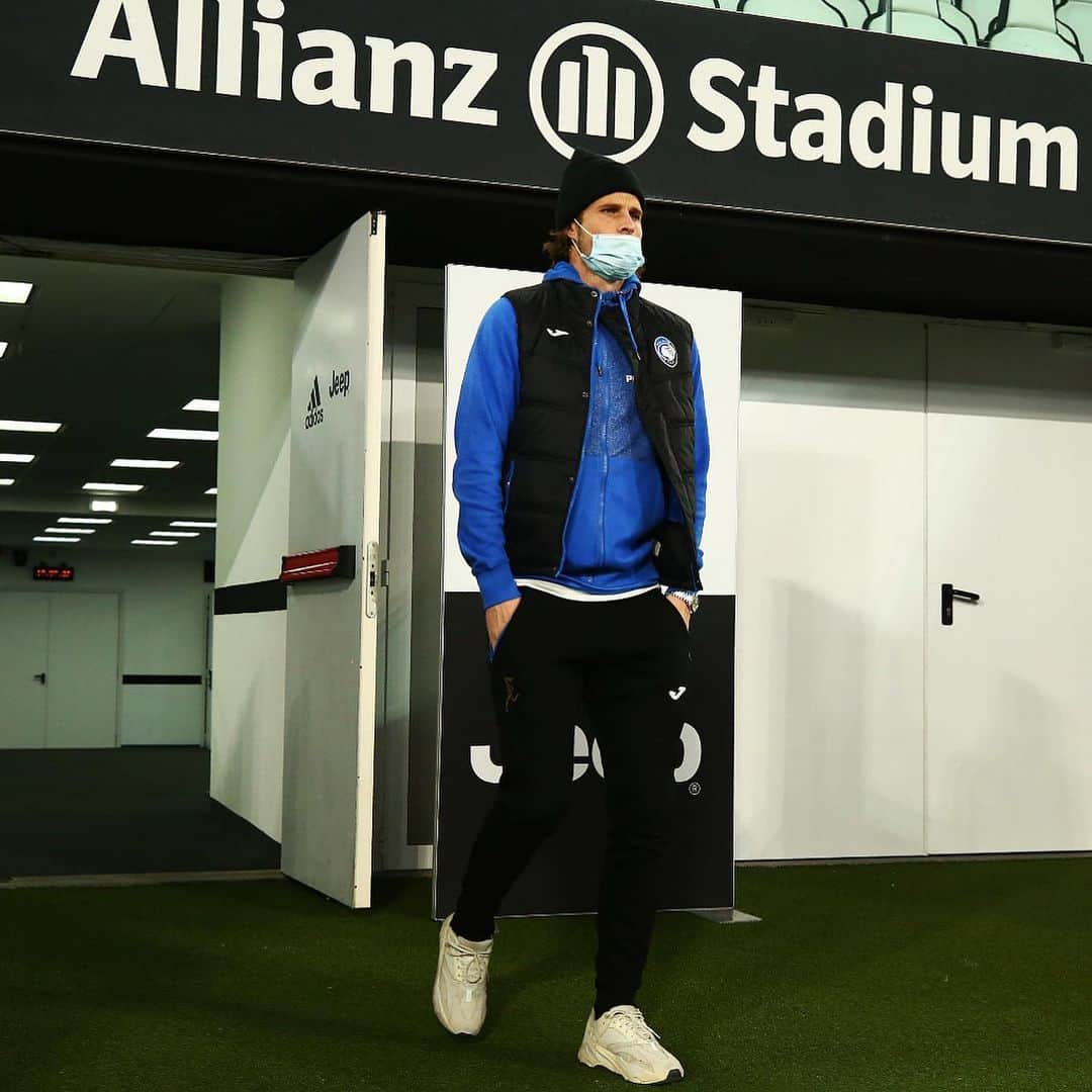 アタランタBCさんのインスタグラム写真 - (アタランタBCInstagram)「📍🏟 Allianz Stadium, Torino Ciao ragazzi! 👋💪 ⠀ #JuveAtalanta #GoAtalantaGo ⚫️🔵 #Atalanta #BergAMO #ForzaAtalanta #football」12月17日 1時29分 - atalantabc