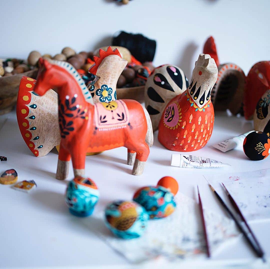 Dinara Mirtalipovaのインスタグラム：「Dec 16 / Door No.16 The Red Horse No.2 completes the collection, it’s the last wooden figure from this series.  #mirdinarakokeshiandmatryoshka  #mirdinaraadvent」