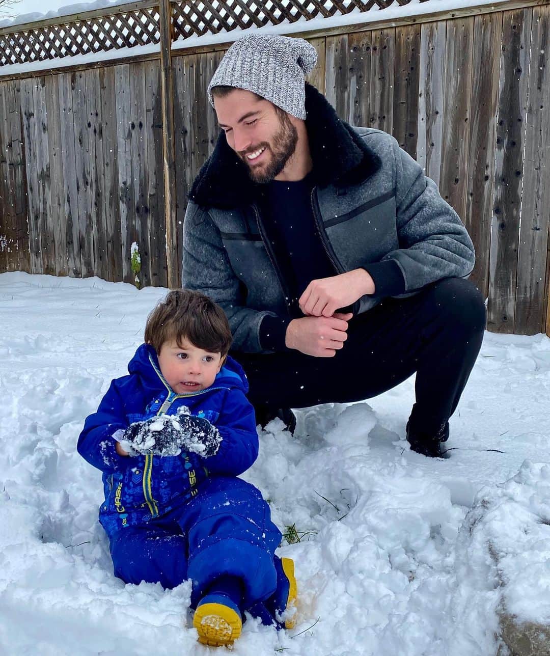 ニック・ベイトマンのインスタグラム：「First time seeing snow ❄️」
