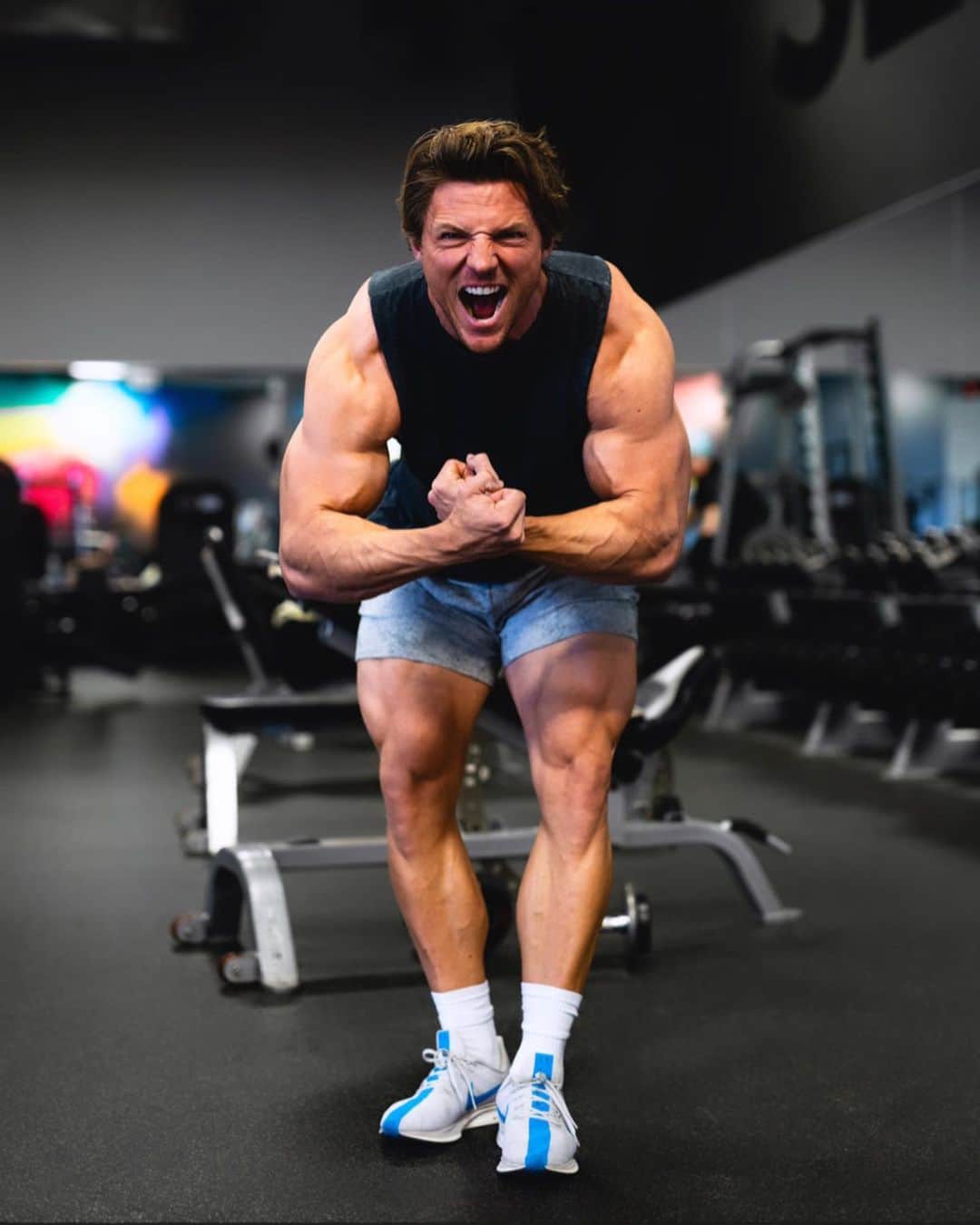 スティーブ・クックのインスタグラム：「Biceps with billy! Choosing my Favorite bicep exercises using dumbbells only was easy for my. Chose one exercise Where tension is greatest at the bottom portion of the exercise, one where the tension is greatest at the top and one overall mass builder.  Incline DB curl 5 sets 8 reps  Incline DB spider curls 4 sets 10 reps  Standing DB Hammer curls. 2 sets 6 reps」