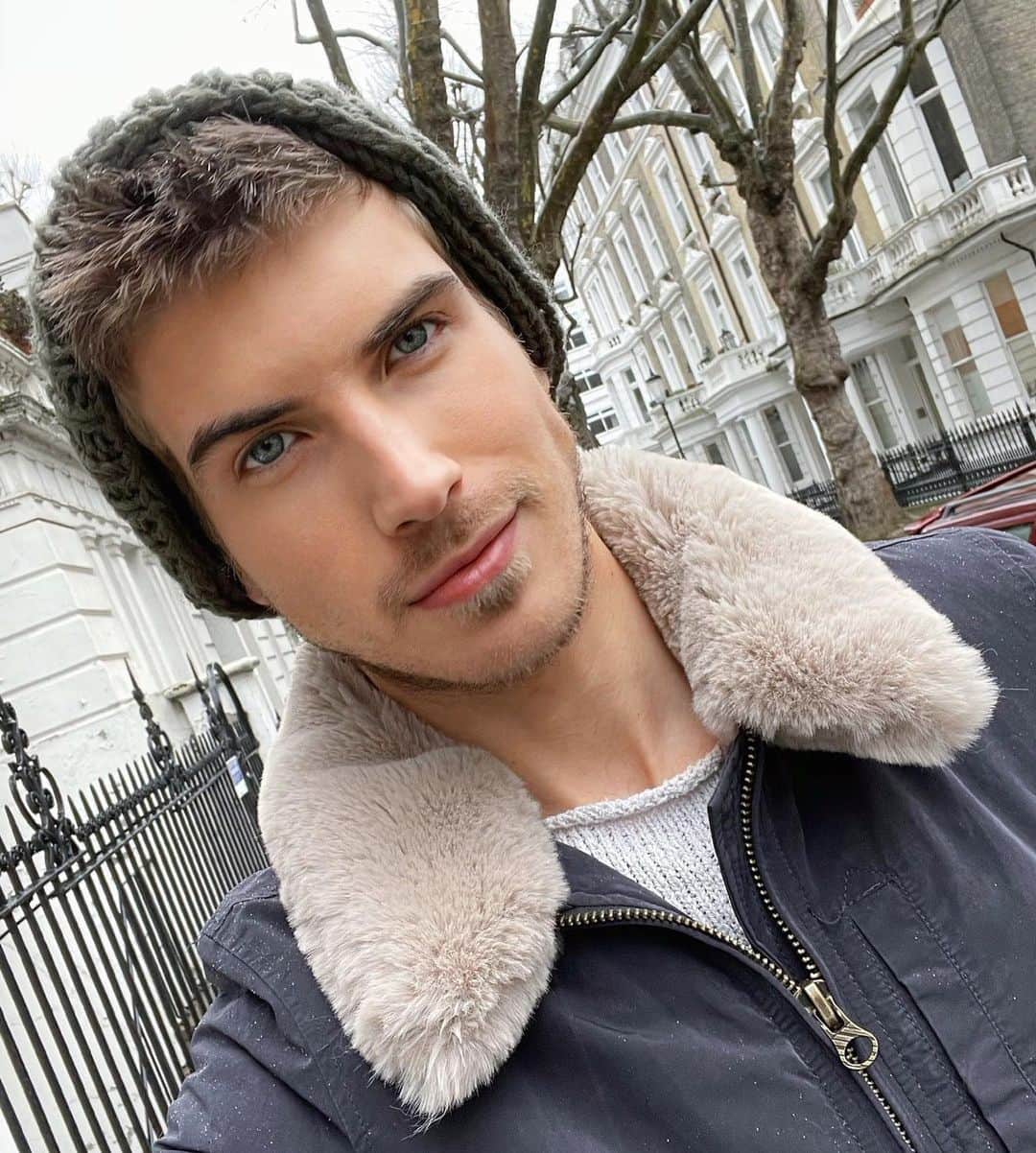 ジョーイ・グレーセッファさんのインスタグラム写真 - (ジョーイ・グレーセッファInstagram)「goodbye America, hello England 👋🏻 🇬🇧 new moving to London vlog & apartment tour is up on my channel! link in bio 💂🏻‍♀️☕️」12月17日 7時10分 - joeygraceffa