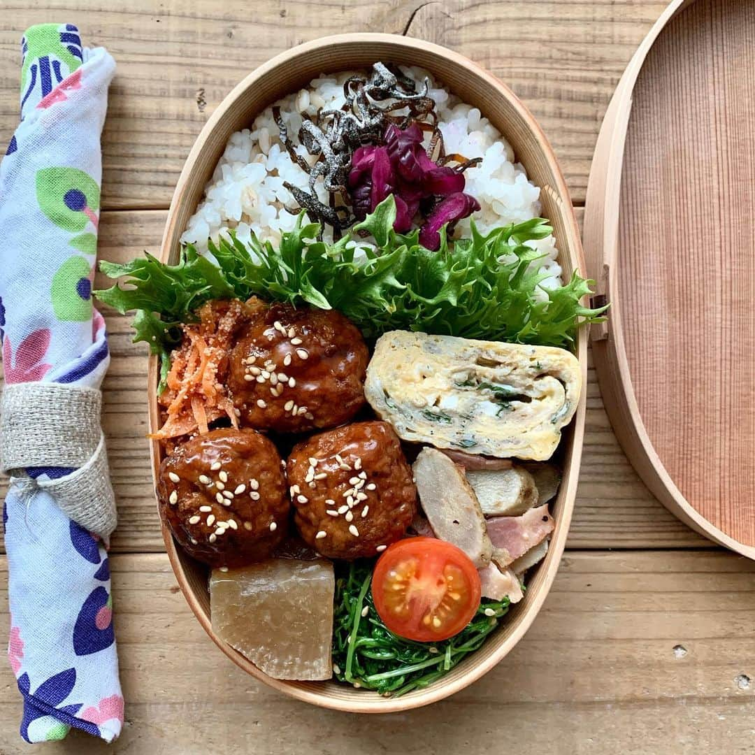 aya*** さんのインスタグラム写真 - (aya*** Instagram)「﻿ 2020.12.17 Thursday﻿ ﻿ ﻿ おはようございます😊﻿ ﻿ 今日のお弁当🍱﻿ ○肉団子﻿ ○しらすと大葉入りの卵焼き﻿ ○ 豆苗ナムル﻿ ○大根の炊いたん﻿ ○人参の明太子炒め﻿ ○もち麦入りご飯﻿ ﻿ ﻿ 肉団子がドドーンと場所取っとるけど﻿ 今日の推しは釜揚げしらすたっぷりの卵焼きです😂﻿ ﻿ ﻿ そして、引き続き 行き先を失っている「国産食材」を﻿ 食べて応援する #元気いただきますプロジェクト に参加中です🇯🇵﻿ #元気いただきます四国 ﻿ #元気いただきます　のタグをつけて、応援よろしくお願いします🙏 ﻿ ﻿ #マカロニメイト#フーディーテーブル#おうちごはんlover#お弁当 #お弁当記録#お昼ごはん#昼ごはん #ランチ#料理#常備菜#作り置き#おべんとう#弁当#曲げわっぱ#わっぱ#日々#暮らし#oben365#IGersJP#locari#japanesefood#foodpic#aya_ayaOben#bento﻿ ﻿」12月17日 7時11分 - aya_aya1128