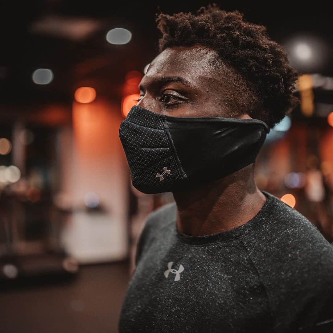 のインスタグラム：「@runnersworldmag named the #UASPORTSMASK Best Face Mask of 2020, and we've made it even better – now available as a 1/2 gaiter. Hit link in bio to shop.」