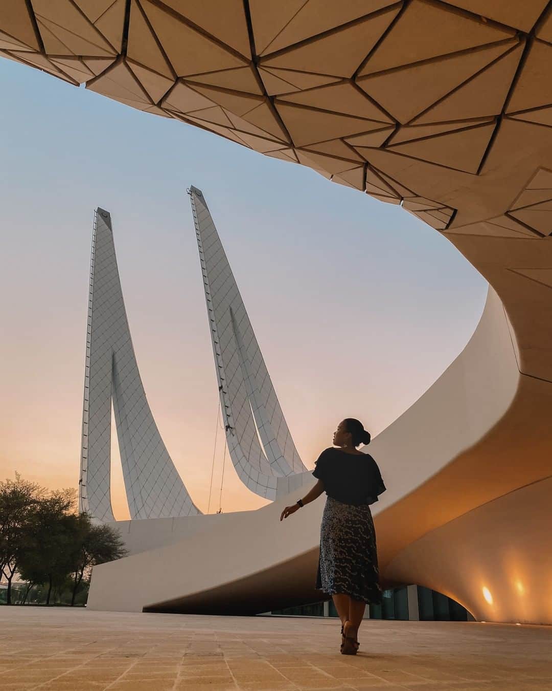 のインスタグラム：「We're pleased to launch our new non-stop weekly flights to Doha, your gateway to the Middle East, Indian subcontinent, and Southeast Asia. From enchanting music and stunning art, to its striking futuristic skyline, #Doha, Qatar is truly impressive. 😍  📸: @rickyzhang_ . . Nous sommes ravis de lancer nos nouveaux vols hebdomadaires sans escale pour Doha, votre porte d’entrée pour le Moyen-Orient, le sous-continent indien et l’Asie du Sud-Est. Musique envoûtante, art sublime et panorama futuriste… #Doha, au Qatar, est une ville impressionnante. 😍  📸: @rickyzhang_」