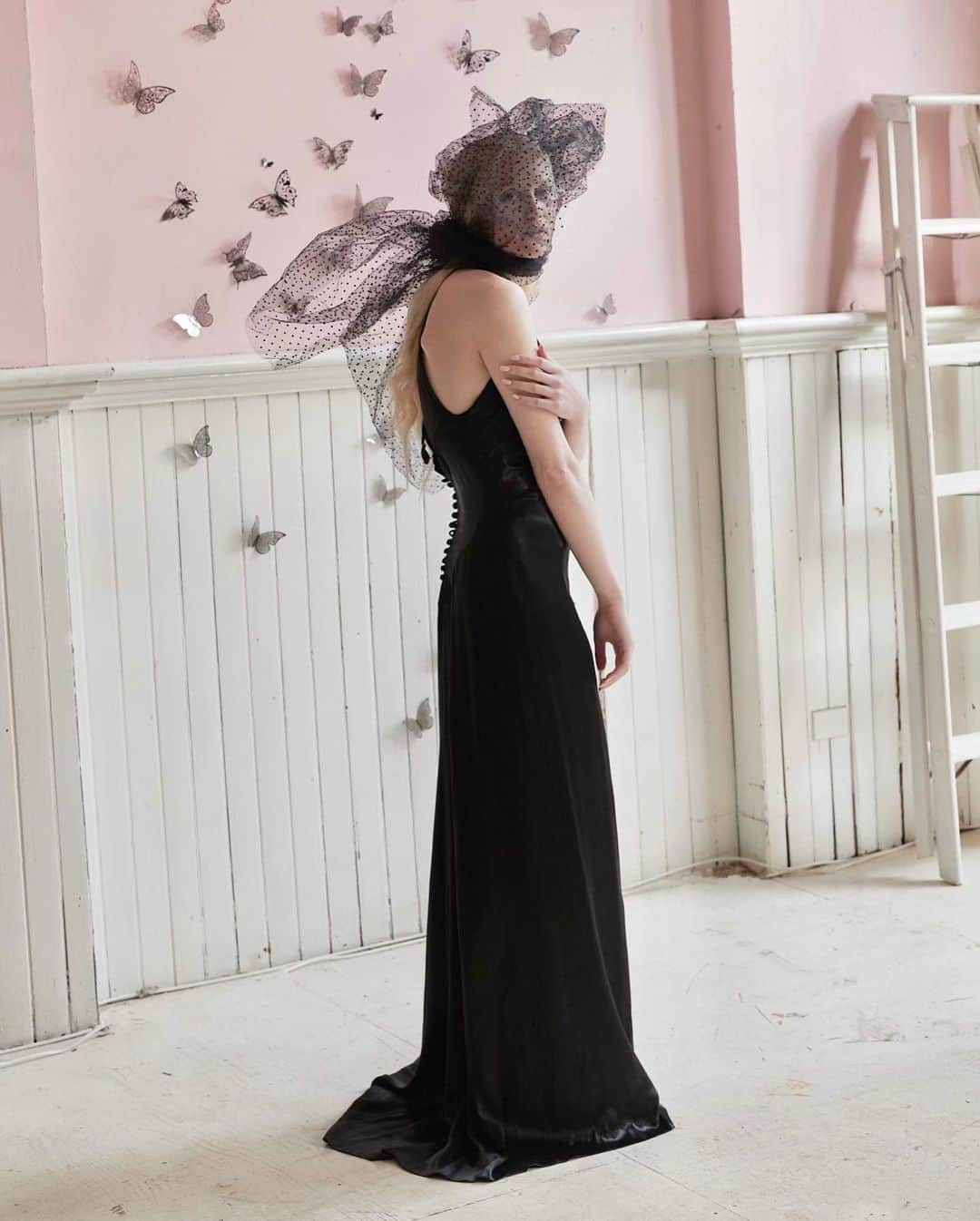 ジル・スチュアートのインスタグラム：「🖤🖤🖤 @midnightdollsvintage #jillstuartbeauty #jillstuartbeautyus」