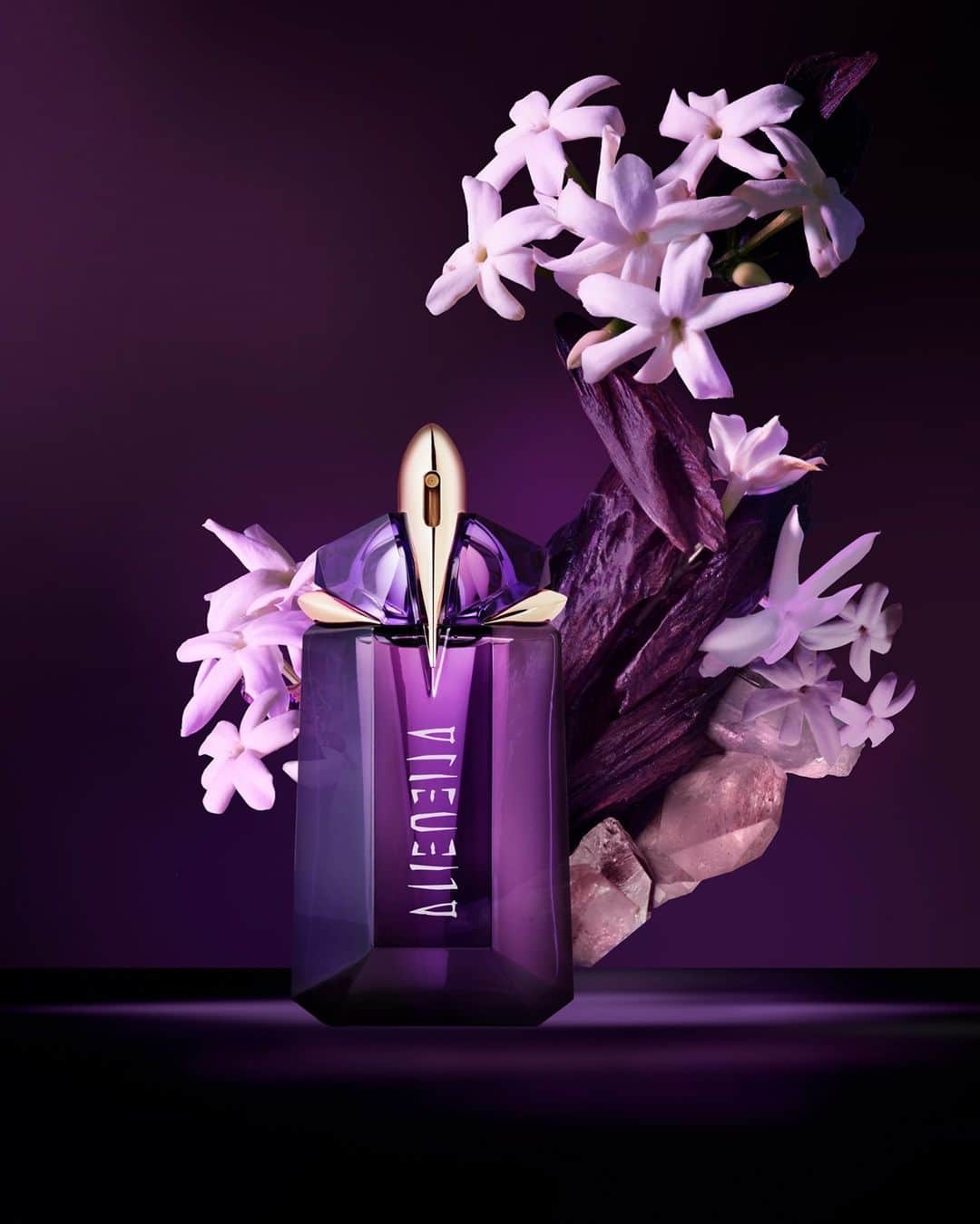 ミュグレーのインスタグラム：「A mysterious jewel, a unique fragrance, uncovering its unique  scent underneath a mysterious purple bottle. Are you ready to believe in the Extraordinary? #MuglerAlien #BeExtraordinary」