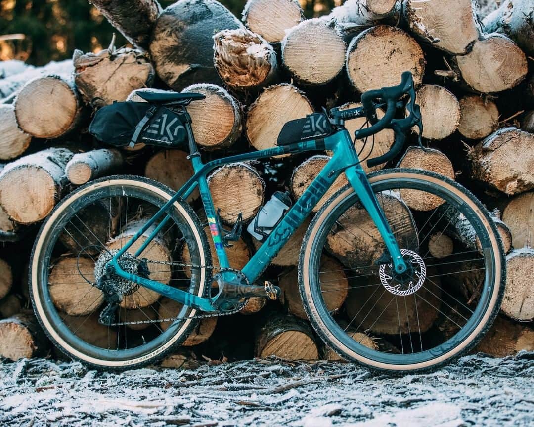 カンパニョーロさんのインスタグラム写真 - (カンパニョーロInstagram)「A dream bike - the Cinelli King Zydeco gravel bike. Complete with Ekar gravel bike bags, Ekar groupset, Shamal wheels, Fizik finishing kit, and Continental Terra Speed tires.   📸 @tornanti_cc #Ekar #Campagnolo #BornBeforeRoads #Gravel」12月17日 1時59分 - campagnolosrl