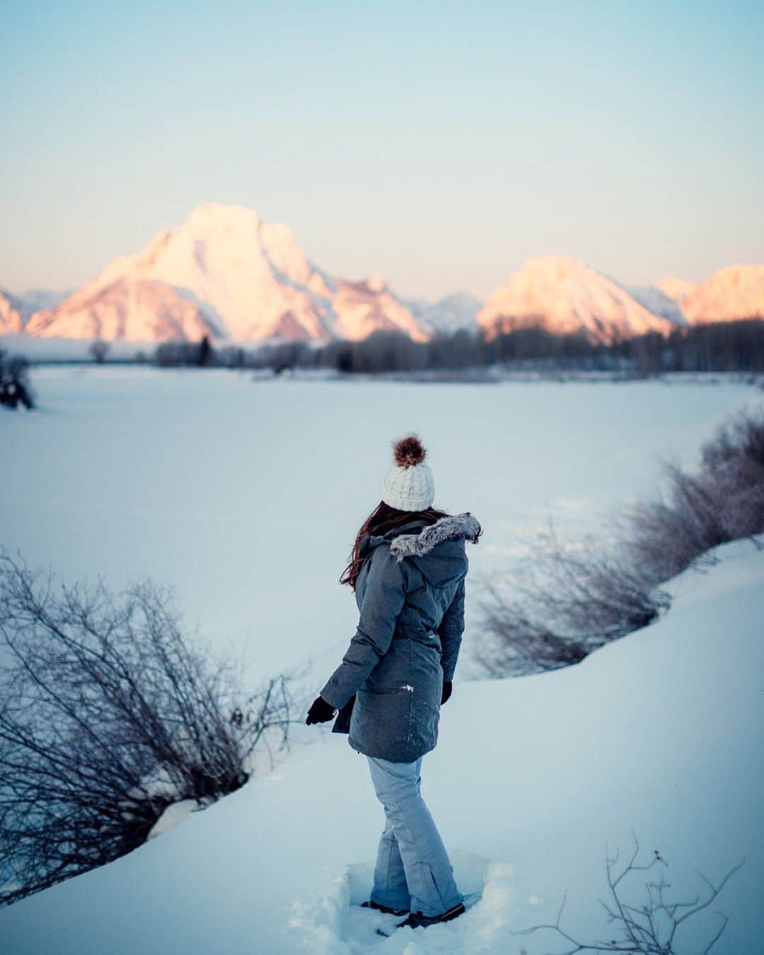 Visit The USAのインスタグラム：「Have you ever seen a snowy ❄️ Grand Teton National Park before? The National Park is an amazing destination year-round. Wyoming has a snow activity for everyone to enjoy, from hot springs to snowshoeing and snowmobiling trails. Join local @davidmrule today in our Story to see tips for visiting Wyoming in the winter! #UnitedStories #VisitTheUSA」