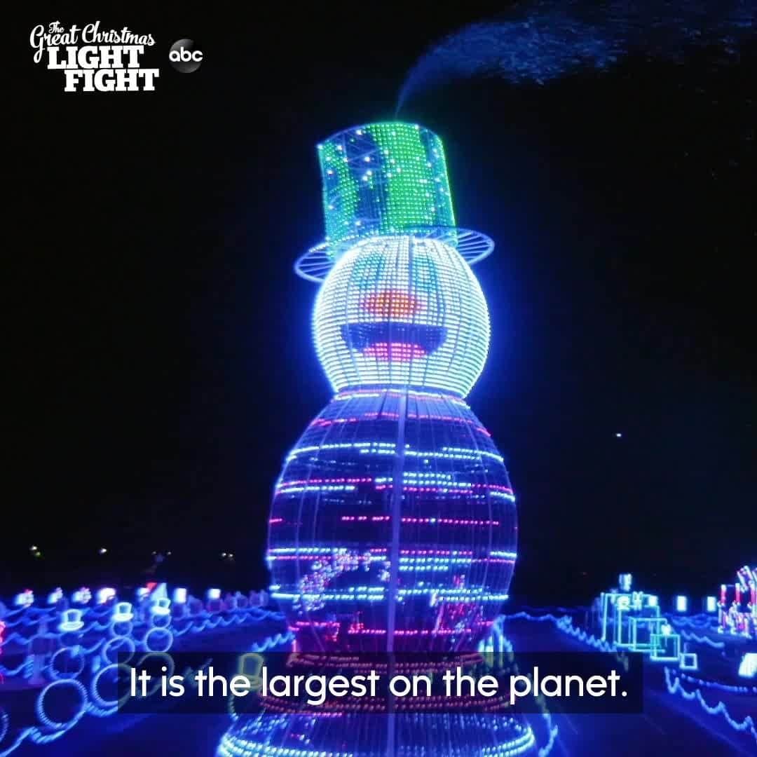 アメリカン・ブロードキャスティング・カンパニーのインスタグラム：「Get ready for the most tree-mendous best-in-snow competition yet! @thegreatchristmaslightfight is new tonight at 8|7c on ABC. #LightFight」