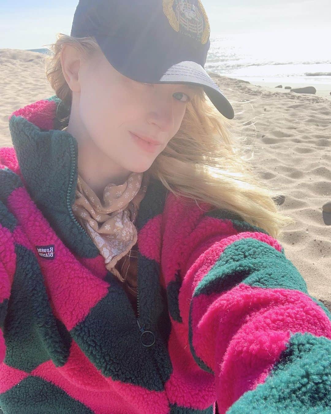 ベス・ベアーズのインスタグラム：「Anyone who's feeling the collective anxiety of all that's happening right now, I am with you. Trying to do my best to remember to breathe, have gratitude and get my booty into nature as much as possible. But sometimes, you're awake all night long, feeling anxious, even though you've done "all the things". And that's a ok. The name of the game then is: resiliency. Put on a great record (currently @brandicarlile is on rotation). Read great poetry. Look at beautiful art. Accept. Know that This too shall pass. Sending love and healing energy to everyone out there over this strange and scary holiday .」