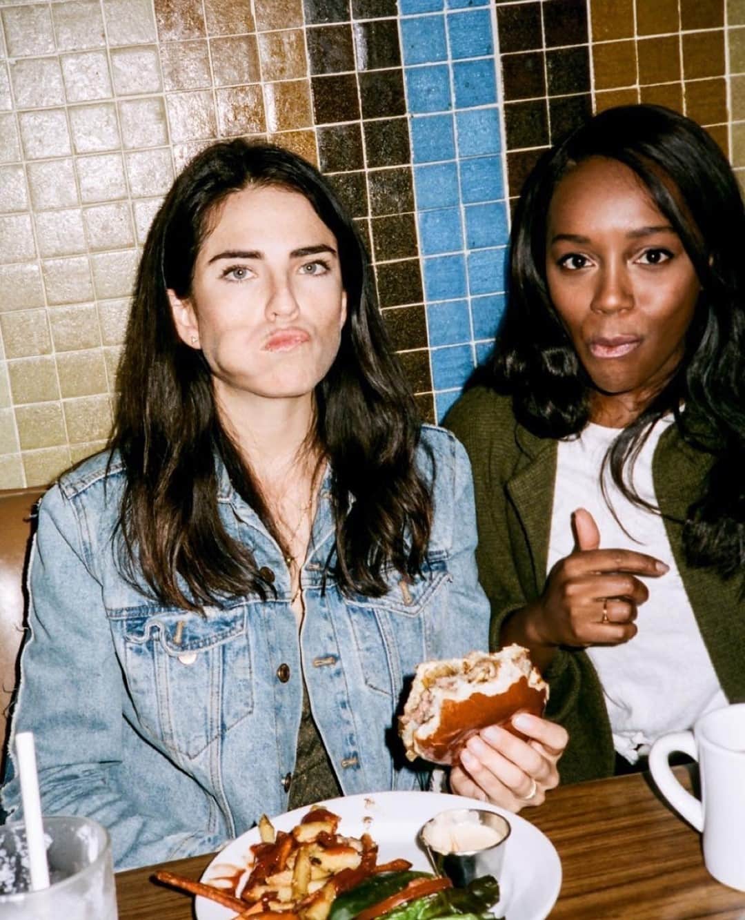 カーラ・ソウザのインスタグラム：「Don’t call, we’re busy. No llamen, estamos ocupadas. #wcw」