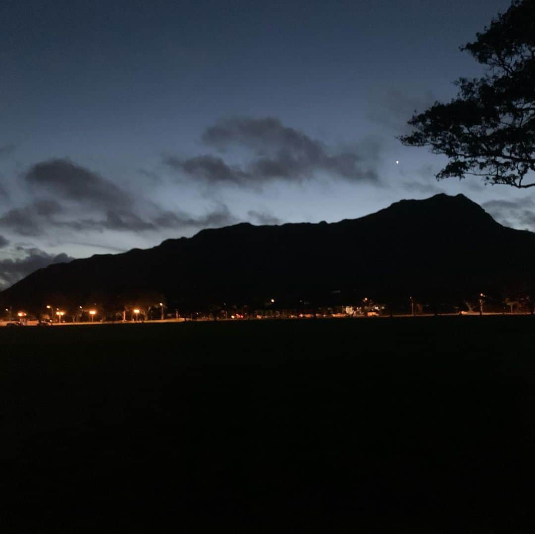 飯島寛子さんのインスタグラム写真 - (飯島寛子Instagram)「静かな朝のランニング！ 耳をすませば聴こえてくる音、五感で味わってます。 #朝活　#ダイアモンドヘッド周辺 #走ることも生きること #ハワイライフ」12月17日 2時02分 - hirokoiijima