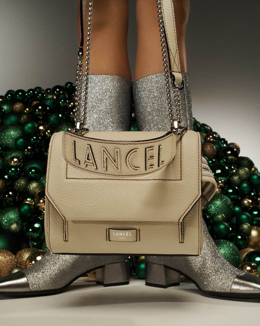 のインスタグラム：「Un Ninon pour Noël, ça vous botte ? Ninon – Cuir grainé – Crème The perfect bag to ✨✨✨ Ninon – Grained leather – Cream #NinonByLancel #ChristmasIsComing #Lancel」