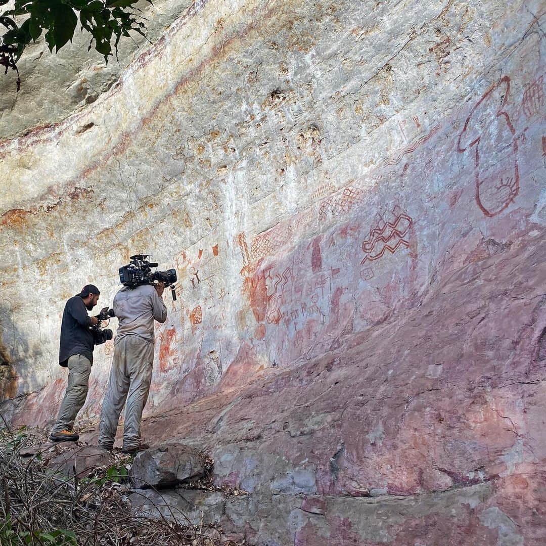 TED Talksのインスタグラム：「Tens of thousands of paintings by early humans have been discovered on a cliffside in the Amazon rainforest! Dating back 12,500 years, these astonishing images — along with other rock art in the area — are being called the "Sistine Chapel of the ancients." Archaeologists Gaspar Morcote-Ríos, Francisco Javier Aceituno, José Iriarte, Mark Robinson and Jeison L. Chaparro-Cárdenas trekked deep into the remote jungles of Serrania de la Lindosa in Colombia to find these depictions of large Ice Age mammals such as giant sloths and mastodons. It's "further evidence that the Amazon’s earliest human inhabitants lived alongside these now extinct giant animals," says TED speaker and paleoanthropologist Ella Al-Shamahi (@littlemsfossil). She was one of the lucky few allowed access to the site while working on UK's Channel 4 docuseries Jungle Mystery: Lost Kingdoms of the Amazon. Visit the link in our bio to watch Al-Shamahi's TED Talk on the fascinating and dangerous places that scientists aren't exploring — yet.   [Images: Ella Al-Shamahi and José Iriarte]」
