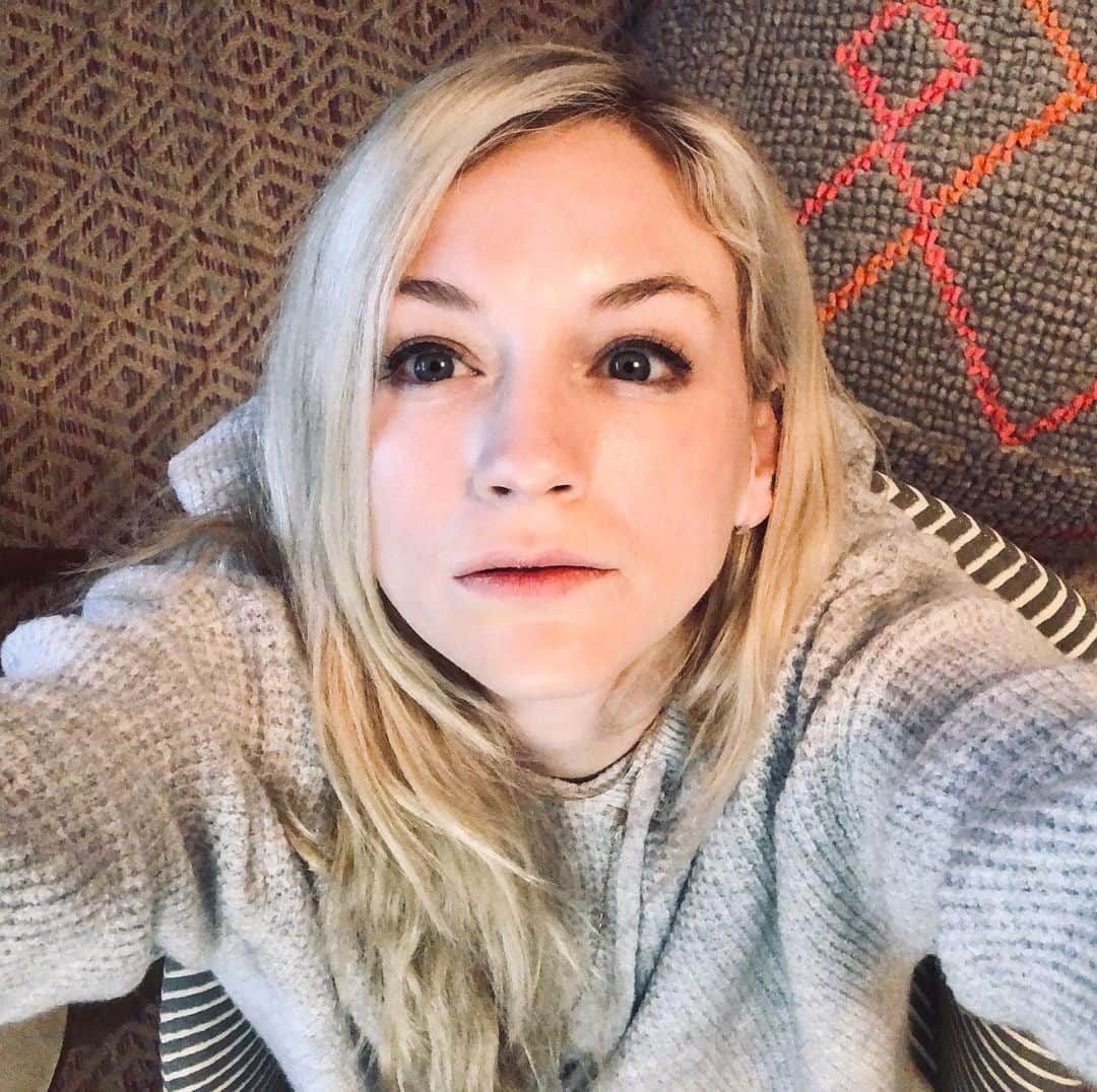 エミリー・キニーさんのインスタグラム写真 - (エミリー・キニーInstagram)「just hangin’ out....You guys doing ok out there? 💫」12月17日 2時04分 - emmykinney