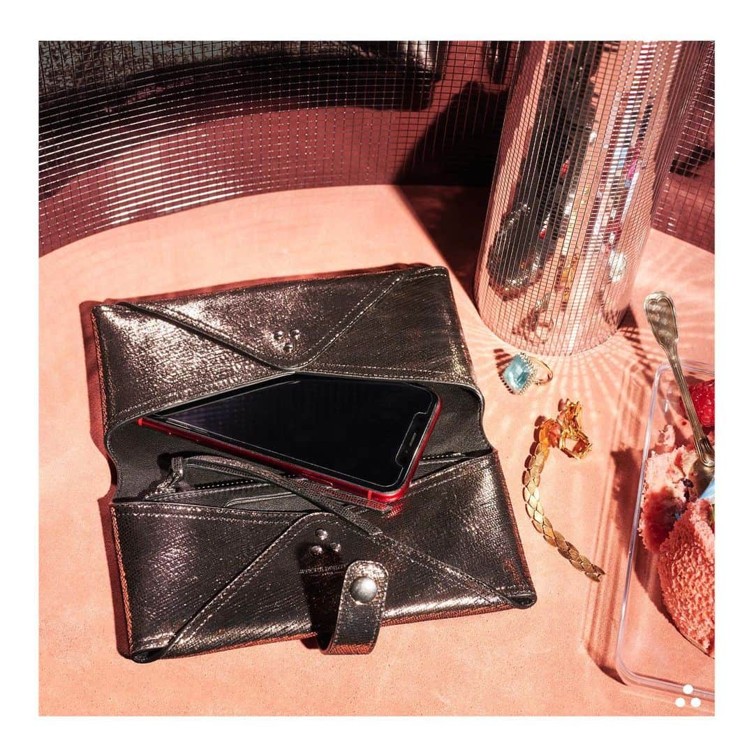 ジェロームドレイフュスのインスタグラム：「For your party essentials only. The porte mobile in sparkling lamé champagne . . Art Direction @carolinnerennequin Photo @pierr_antoine #jeromedreyfuss #portemobile #jeromedreyfussportemobile #rootsdeluxe #aw20」