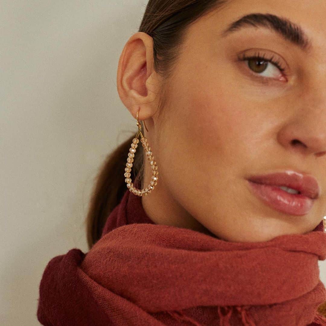 チャンルーのインスタグラム：「Life of the Zoom party 💻These oversized crystal teardrop earrings will steal the show at your next virtual gathering.」