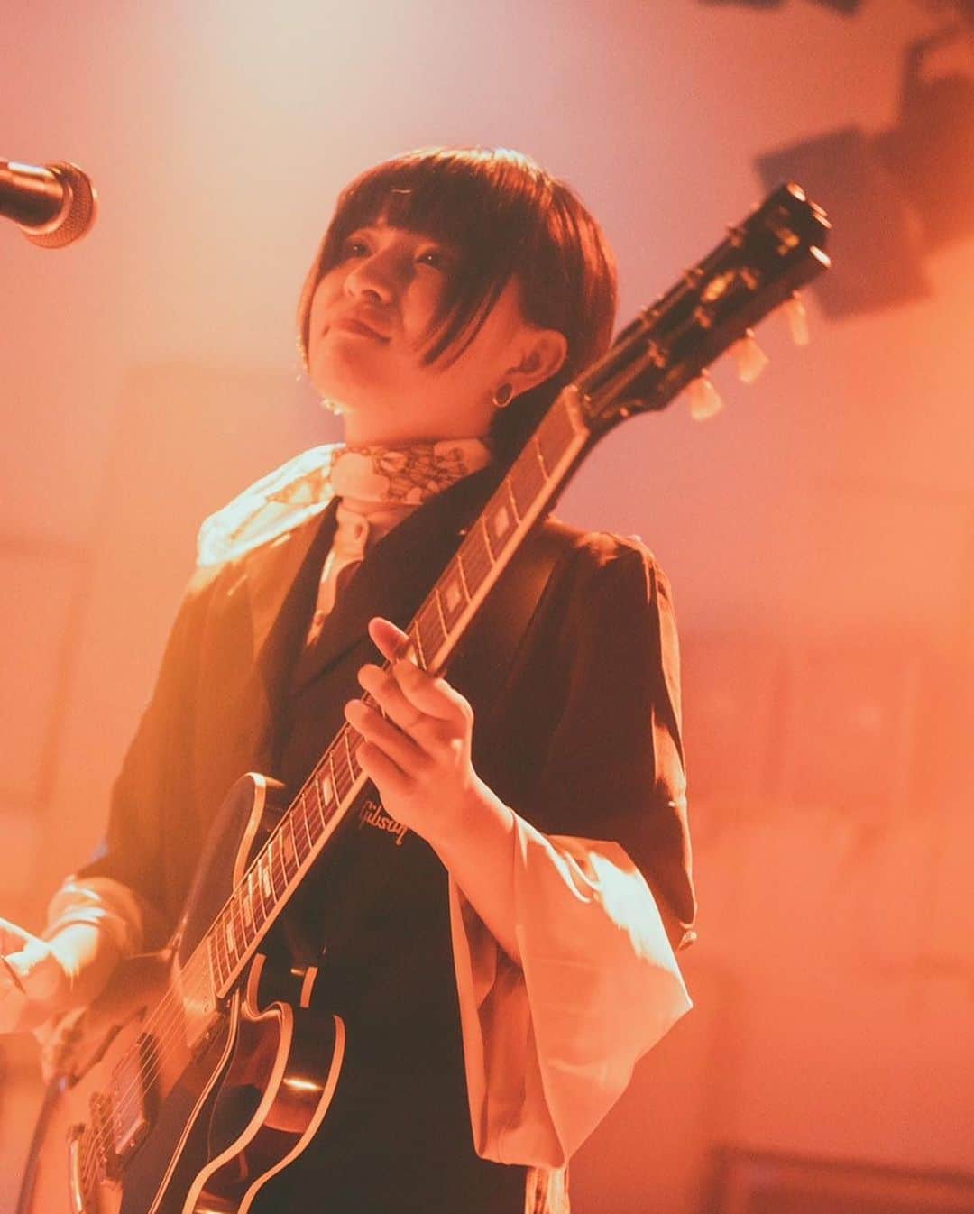のインスタグラム：「・ 20201211@下北沢MOSAiC ゆいにしおちゃんのツアーファイナルで サポートギター弾かせていただいた時のお写真🎥 📷photo by @_rrkoo   ・  以下、ちょっと個人的なはなし。 正直、もうステージに立つことは無いかなって思ってたけど、ゆいちゃんからお誘いを受けて、ウズウズして、気づいたらステージに立っちゃってました。  ギターも人も音楽も、私なりに愛せればいいと思えた。  このまま2020年をなんとかハッピーエンドにするために、あとは本当に、体調に気をつけます。  色んな人が楽しみにしててくれて嬉しかった。 また元気でみんなと会えたら、とても幸せ。」