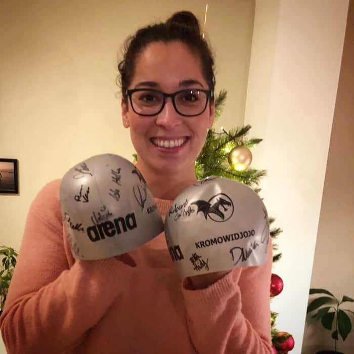 ラノミ・クロモウィジョジョのインスタグラム：「Het is 6 uur geweest dus tijd om bekend te maken wie de gelukkigen zijn. Helaas heb ik niet honderden badmutsen om weg te geven. Nou was er laatst ook een geknapt tijdens de training, en ook nog in Rotterdam zelfs in de voorstart van de 50 vlinder 😝😂 (gelukkig was @kimbusch mijn reddende engel omdat ik geen reserve in m’n Jack had... 🙄)   Anyway, ik heb blind gekozen want het is super lastig kiezen tussen alle mooie en minder mooie verhalen....   De winnaars van het T-shirt zijn Fred en Nikol van @sportbar_baannul   De winnaars van de Iron Kromo caps zijn @jeffreycamphens en @sabjesabje1   Gefeliciteerd! Stuur me een DM met je adres dan wordt ie hopelijk nog voor de feestdagen bezorgd!   ❤️🙏🏽 veel liefs R (en Idd brillie, ik draag echt zelden een bril maar vandaag dus wel 😂)」