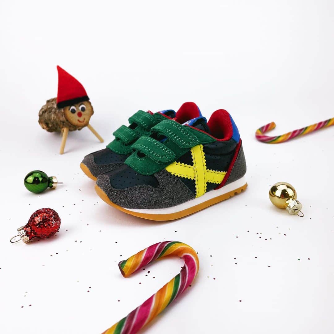 ミュニックのインスタグラム：「𝐗-𝐌𝐀𝐒 𝐈𝐒 𝐇𝐄𝐑𝐄 y seguimos igual de ilusionados que cuando éramos pequeños ❄️🎁  #MunichSports  #MiniMassana #XMAS #MunichKID #babymassana」
