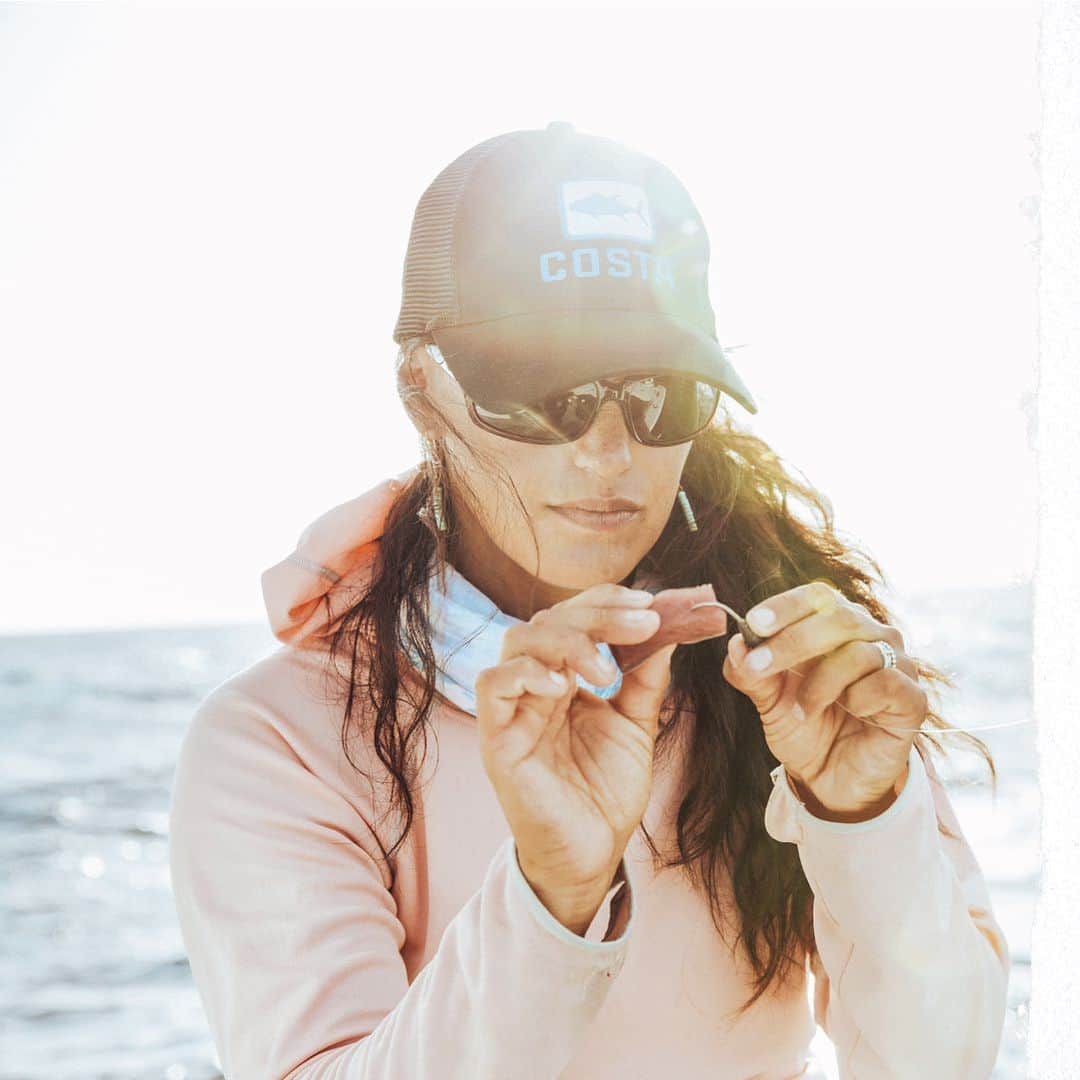 Costa Sunglassesのインスタグラム：「#CostaGiftGuides Day 16 / Hilary Hutcheson   “I was raised to believe that before we can go out and enjoy the outdoors, we first have to commit to protecting it. As a guide, I remind guests during the reservation process to bring their own reusable water bottles. I try to avoid disposable plastic packaging in the lunch we provide. I use compostable paper boxes instead of plastic fly pucks in my shop.“ - @outsidehilary    Learn more at the link in our bio. #SeeWhatsOutThere」